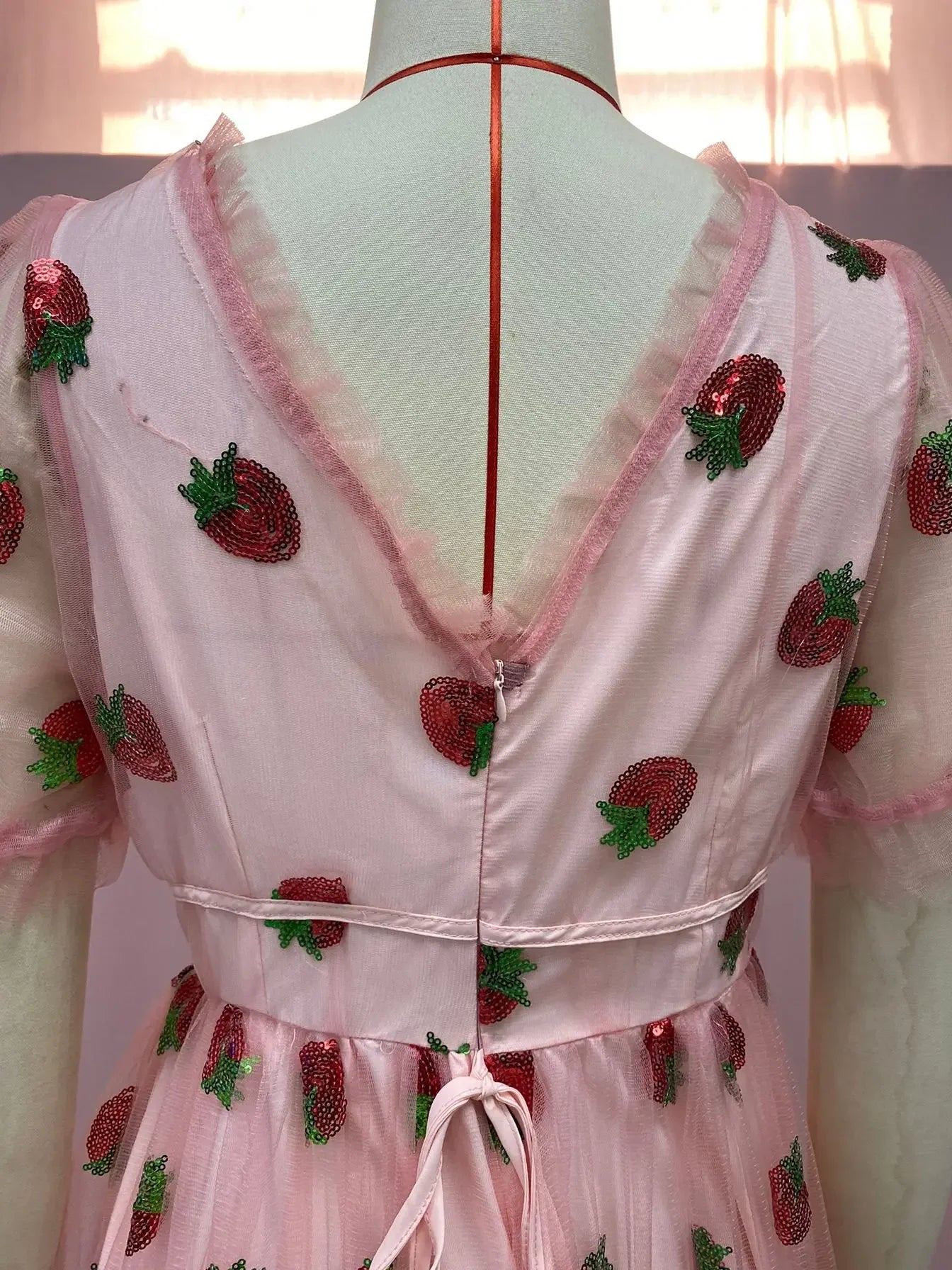 French Style Strawberry Two-tone V-neck Long Dress Sequins Ruffles Fashionable Net Yarn Sleeveless Robe