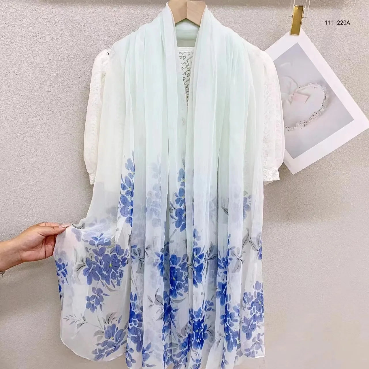 2025 Silk Scarf Women Hijab Pashmina Long Beach Stoles Shawl Wrap Headbands Spring Warm Scarves Bandana Ladies Neckscarf Foulard