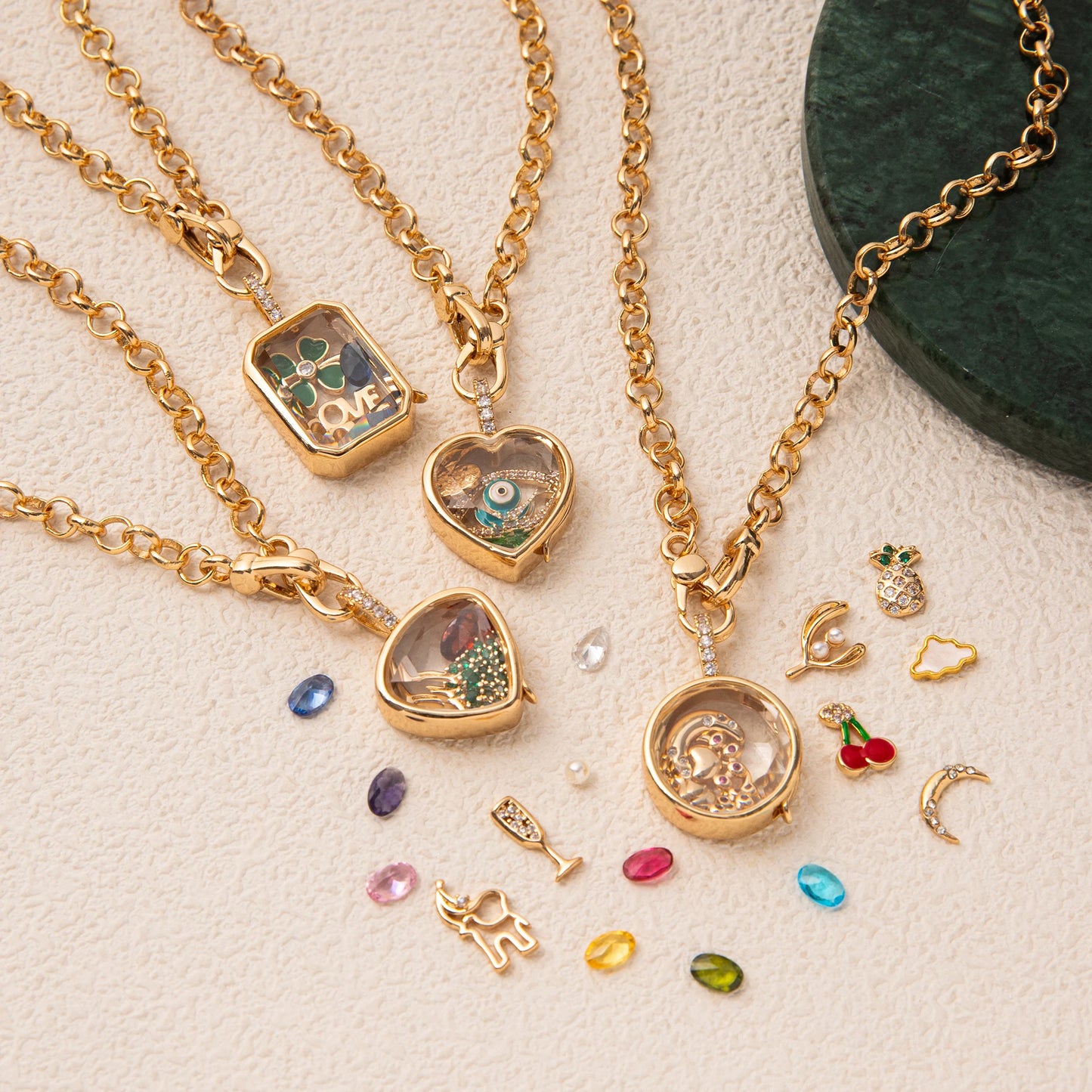 Retro personality picture box pendant with openable DIY pendant, hollow design, transparent box, gold-plated color preservation